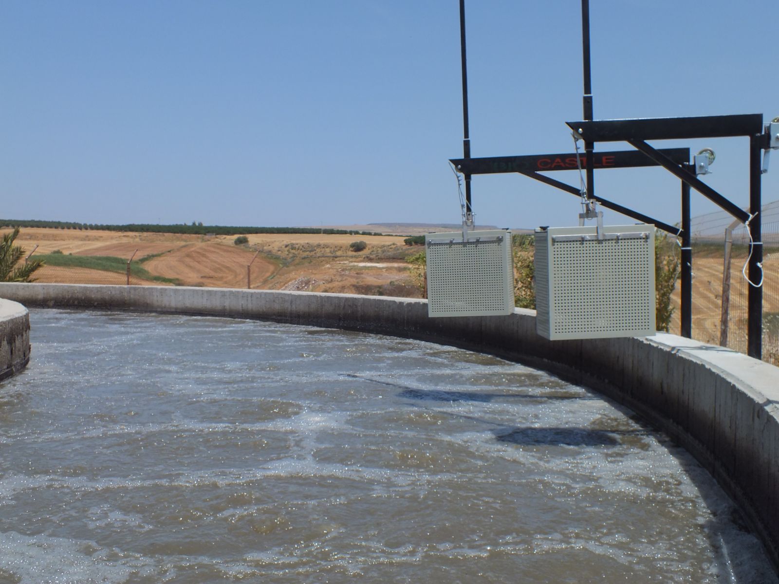 Reactor biológico de aguas residuales en operación
