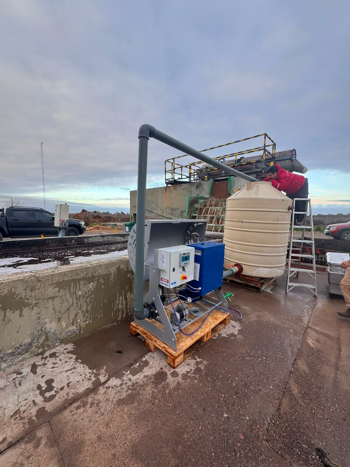Instalación de equipo de tratamiento en planta de alimentos y bebidas