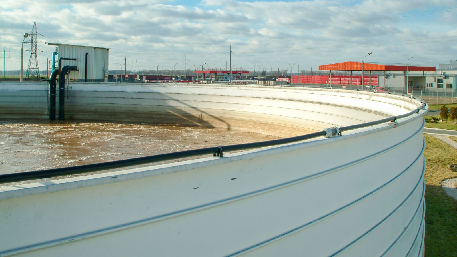 Tanque de tratamiento de efluente industrial en planta de bebidas