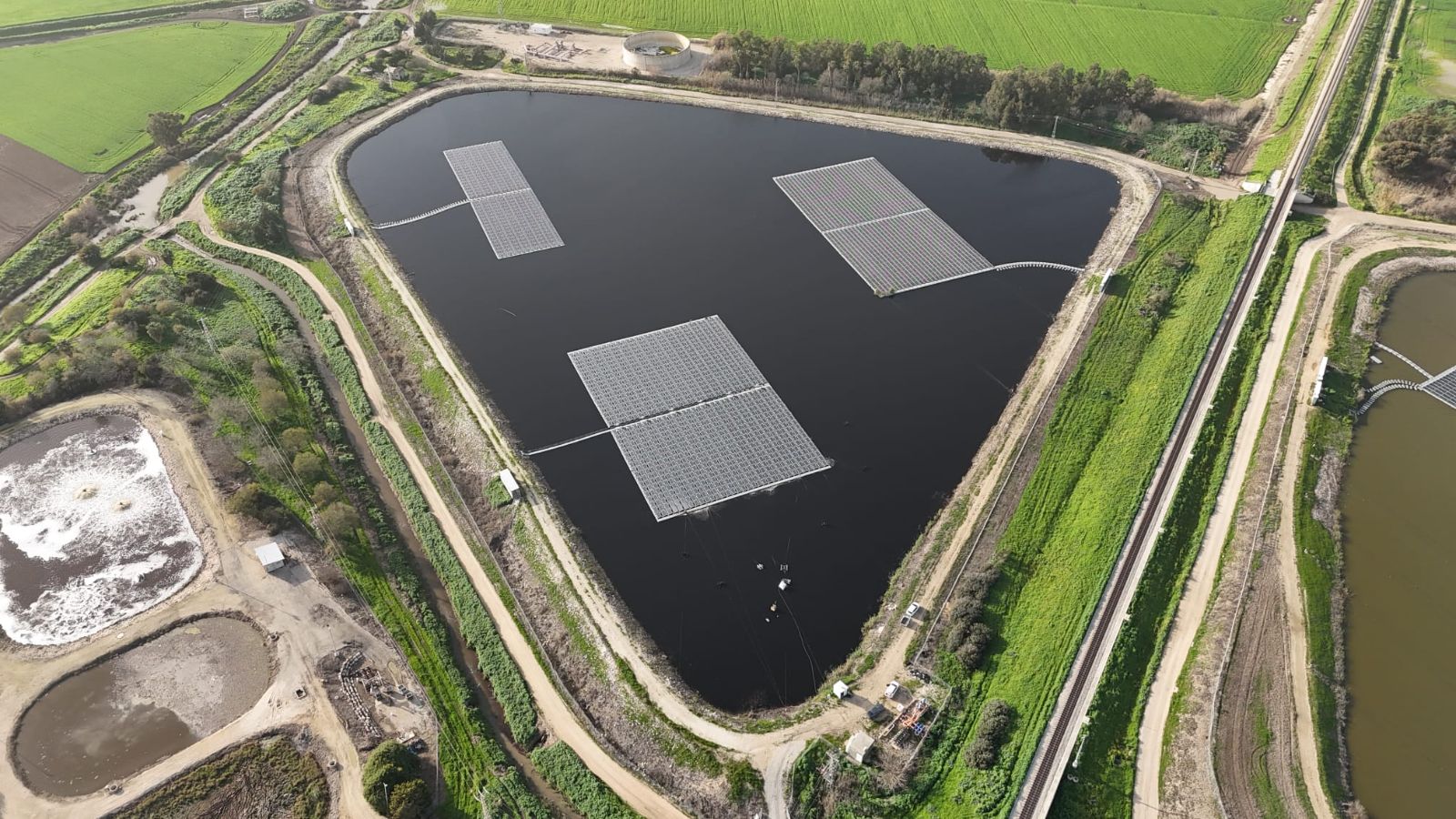 Reservorio con paneles solares flotantes