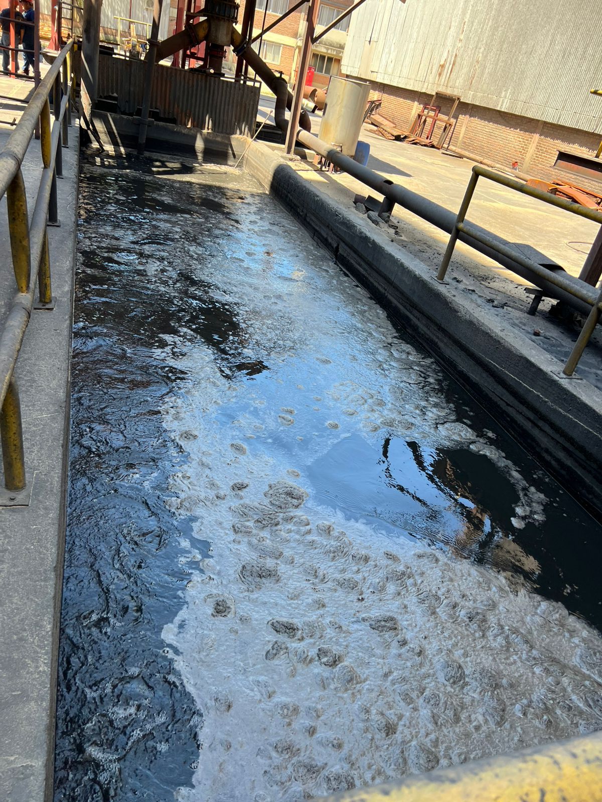 Canal de efluente industrial en tratamiento