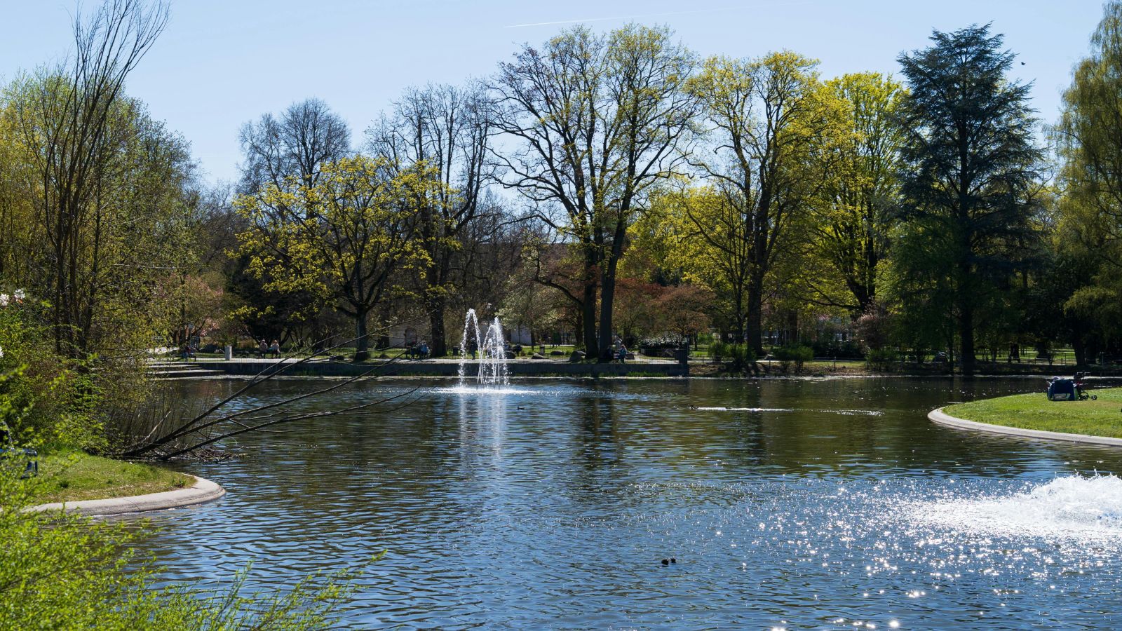 Lago urbano con fuente de aireación