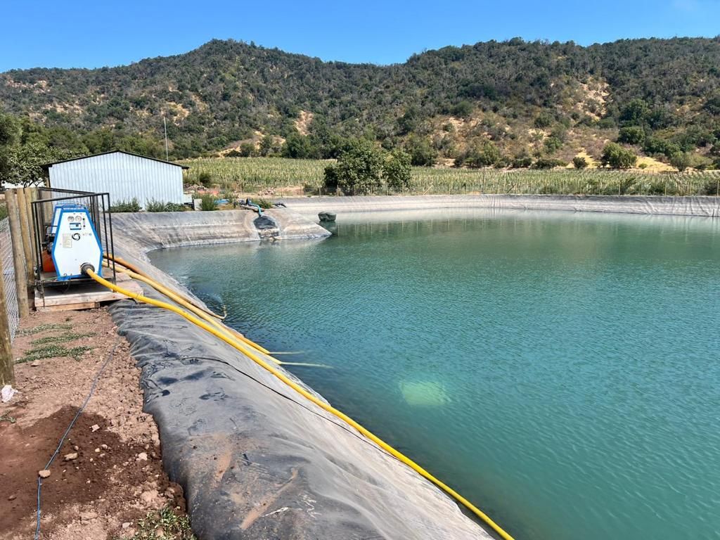Reservorio agrícola con sistema de tratamiento para reúso de agua