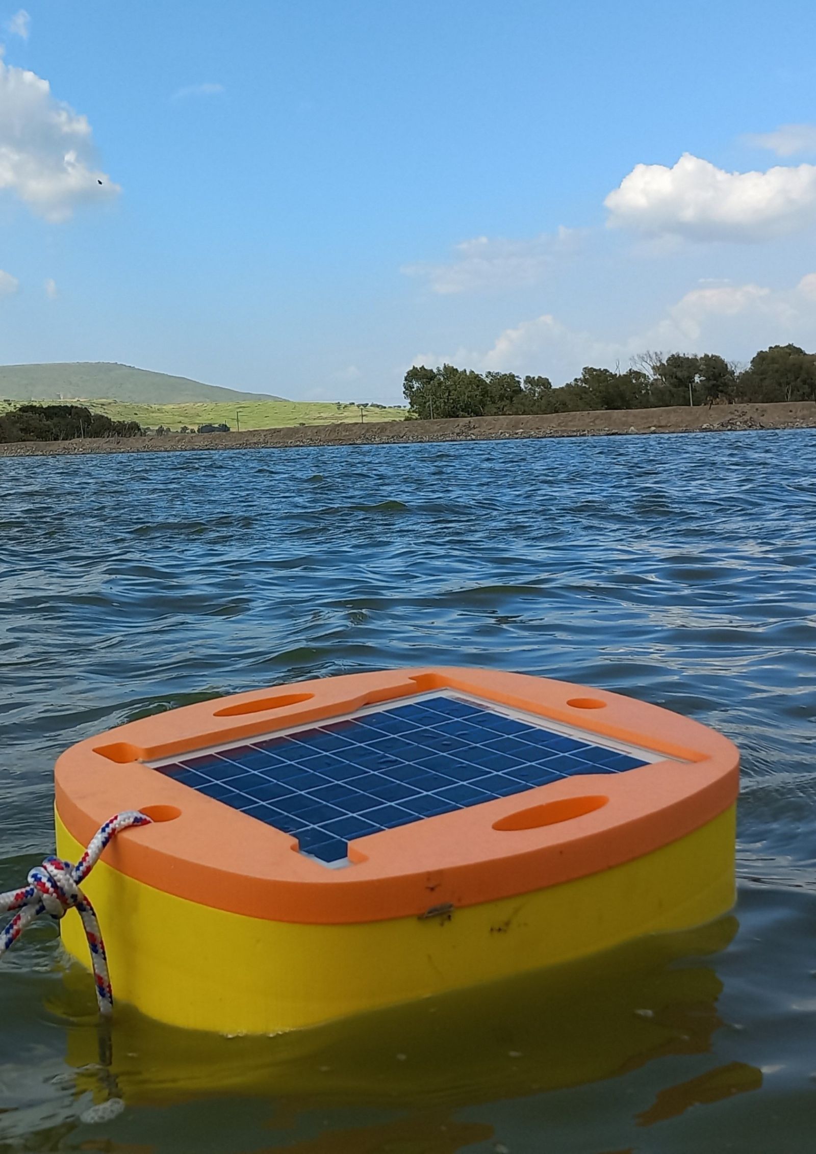 Boya de monitoreo solar en reservorio